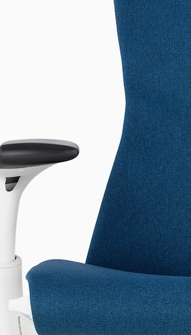 Close-up van de rugleuning en arm van een blauwe Embody-bureaustoel. Selecteer om naar de productpagina Zittend te gaan.